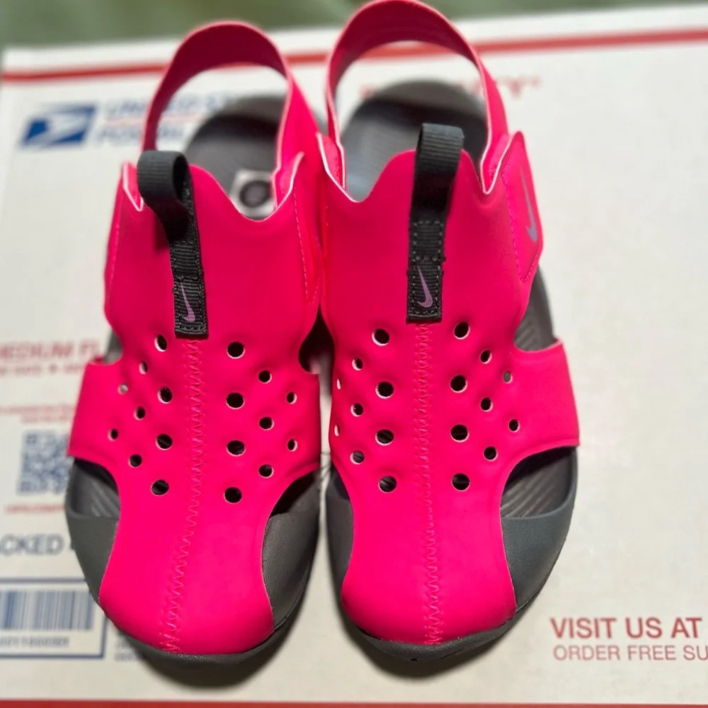 NWT Nike Sunray Protect 2 sandals in Hyper Pink/Fuchsia Glow & Smoke Grey Size 2